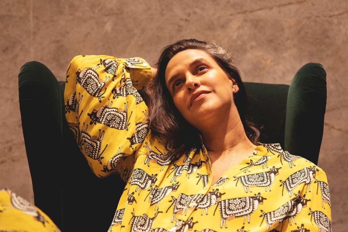 Neha Dhupia ने बेबी बंप फ्लॉन्ट करते हुए दिखाया प्रिंटेड यलो शर्ट में जलवा, जानिए आउटफिट की कीमत