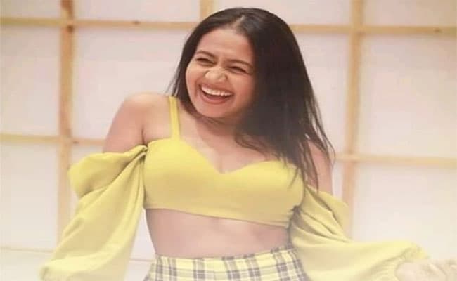 Neha Kakkar Birthday: एक समय माता की चौकी में गाती थीं सिंगर, स्कूल के बाहर समोसे बेचते थे पिता, यहां देखें नेहा की जर्नी
