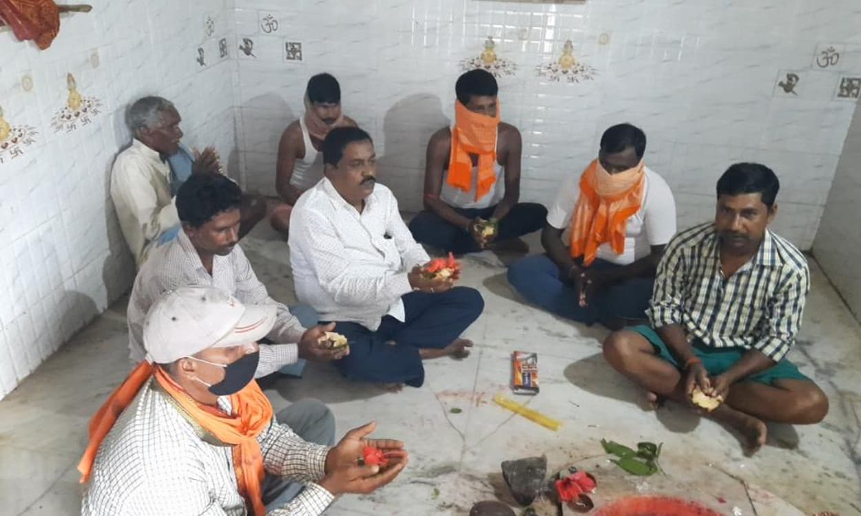 दिशोम गुरु शिबू सोरेन के स्वास्थ्य लाभ के लिए पैतृक गांव नेमरा में हो रहा है पूजा- पाठ