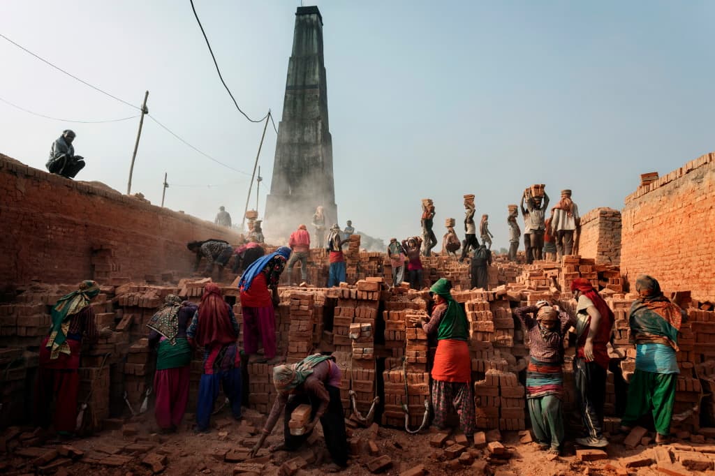 नहीं बन रहा है पास, फैक्ट्रियों और ईंंट भट्ठों में नहीं शुरू हो पा रहा है काम