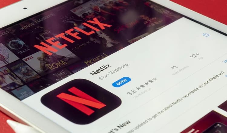 Netflix को लगा झटका, 2 लाख सब्सक्राइबर्स खोने के बाद कंपनी के शेयरों में 25% की गिरावट
