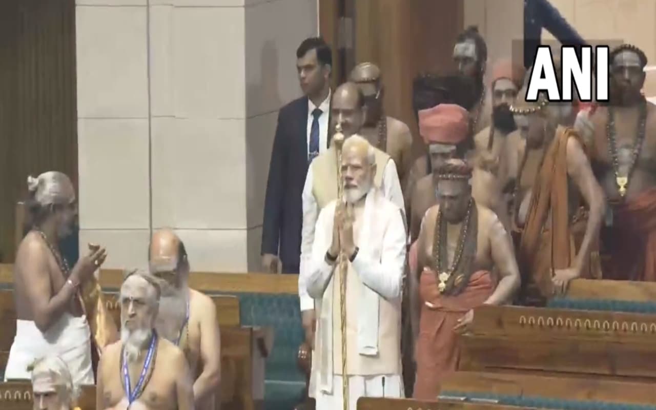 New Parliament Inauguration: पूजा और हवन से गूंजा संसद का नया भवन, श्रमिक हुए सम्मानित