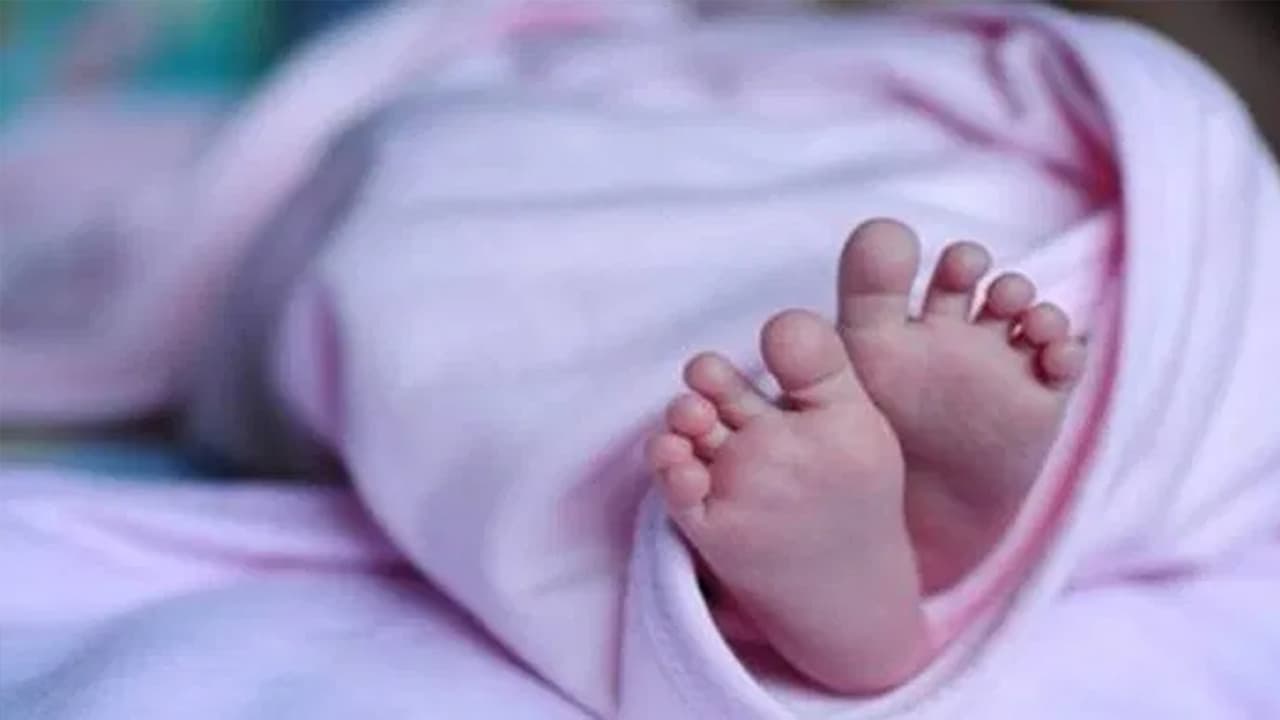 Aligarh: बिन ब्याही मां की जागी ममता, मासूम को अपना सकती है युवती, अलीगढ़ जंक्शन पर दिया था बेटे को जन्म