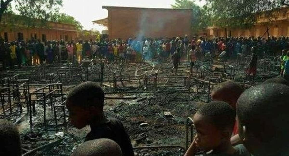 स्कूल में आग लगने से 20 बच्चों की मौत, फूस से बने थे अस्थायी स्कूल