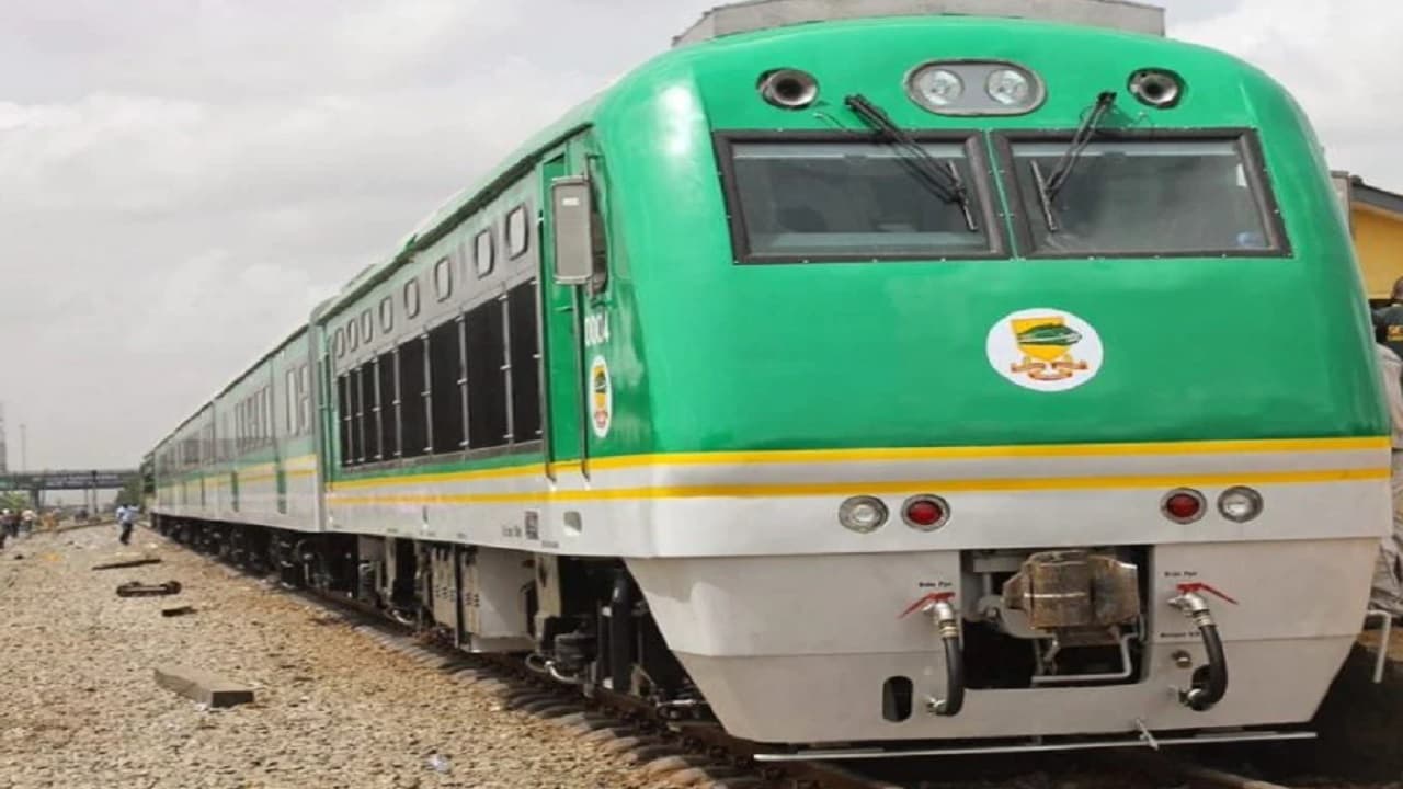 नाइजीरिया में बंदूकधारियों ने रेलवे स्टेशन पर बोला हमला, गोलीबारी के बाद 30 से अधिक लोगों को किया किडनैप