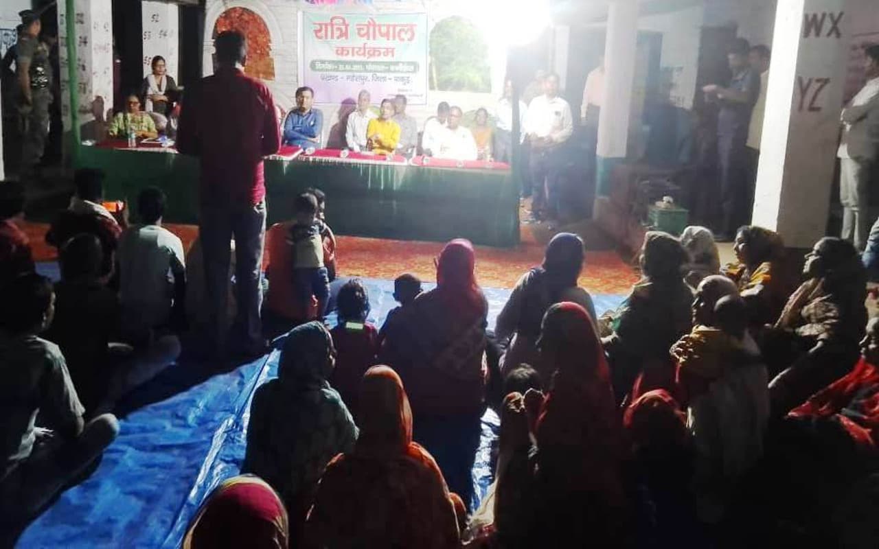 झारखंड : पाकुड़ डीसी की पहल, रात्रि चौपाल लगाकर ग्रामीणों की समस्याओं को दूर करने का प्रयास