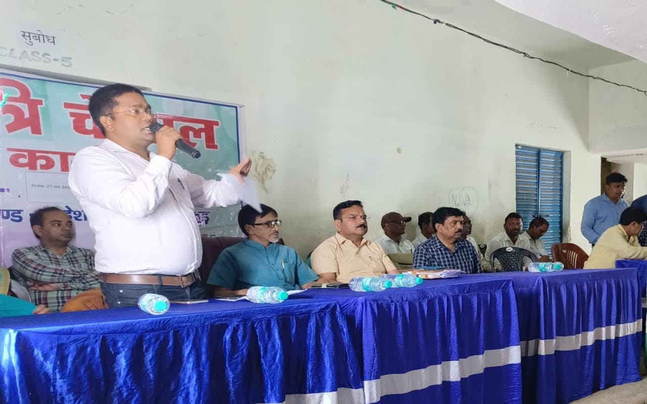 झारखंड : पाकुड़ के इन गांवों में रात्रि चौपाल, ग्रामीणों की समस्या का हुआ समाधान झारखंड : पाकुड़ के इन गांवों में रात्रि चौपाल, ग्रामीणों की समस्या का हुआ समाधान