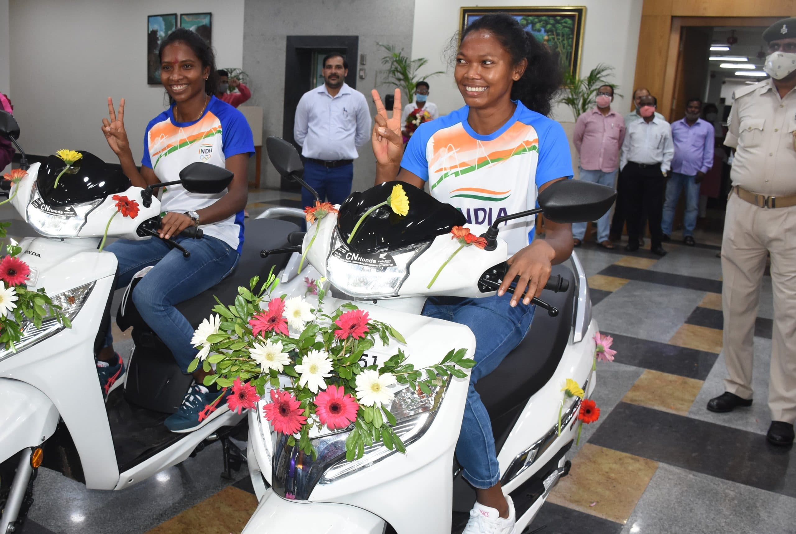 Tokyo Olympics: हॉकी खिलाड़ी निक्की प्रधान को रेलवे की नौकरी में प्रमोशन, सलीमा को भी मिल सकती है खुशखबरी