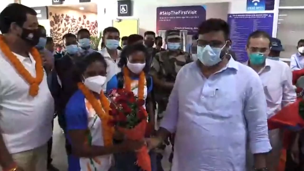 झारखंड की बेटी सलीमा टेटे और निक्की प्रधान पहुंची रांची, खेल मंत्री हफीजुल हसन ने किया स्वागत