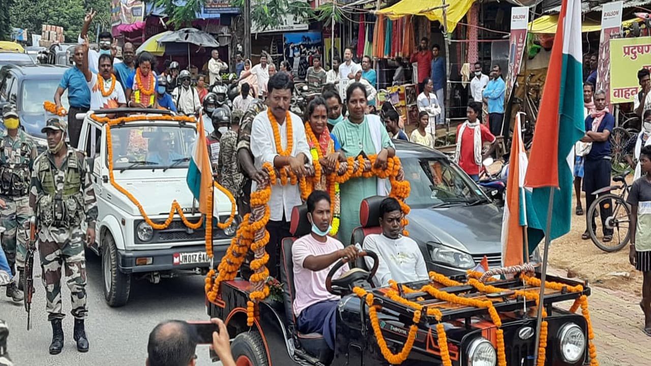 झारखंड की ओलंपियन हॉकी बेटी निक्की व सलीमा पहुंची खूंटी, हुआ जोरदार स्वागत, जानें दोनों खिलाड़ियों ने क्या कहा