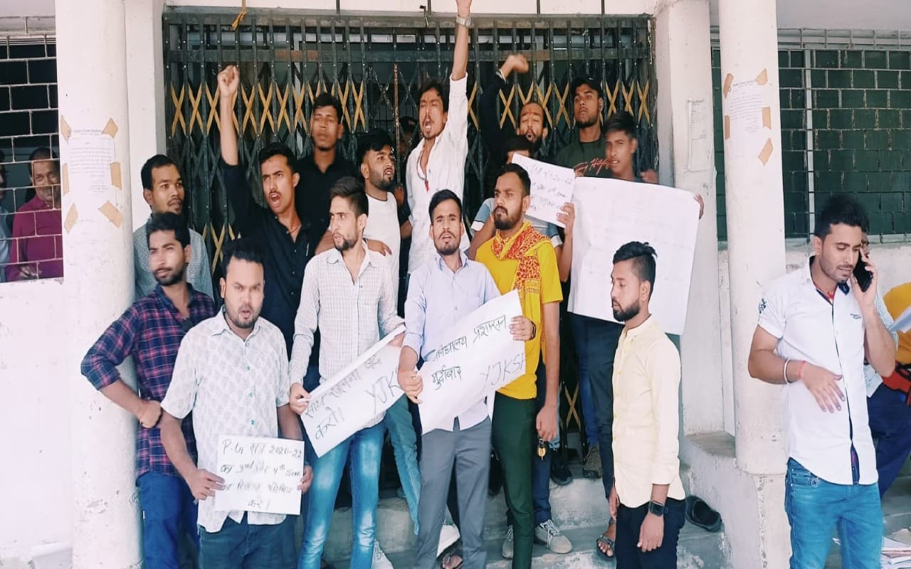 पलामू के नीलांबर-पीतांबर यूनिवर्सिटी में छात्र संगठनों ने जड़ा ताला, डेढ़ घंटे कैद रहे विवि के अधिकारी