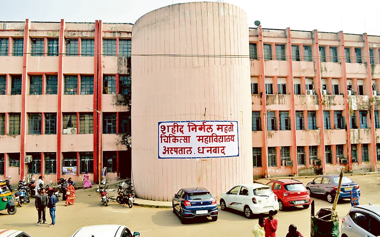 Dhanbad News: शहीद निर्मल महतो मेडिकल कॉलेज में शव रखने वाला फ्रीजर का टूटा दरवाजा, फैली दुर्गंध