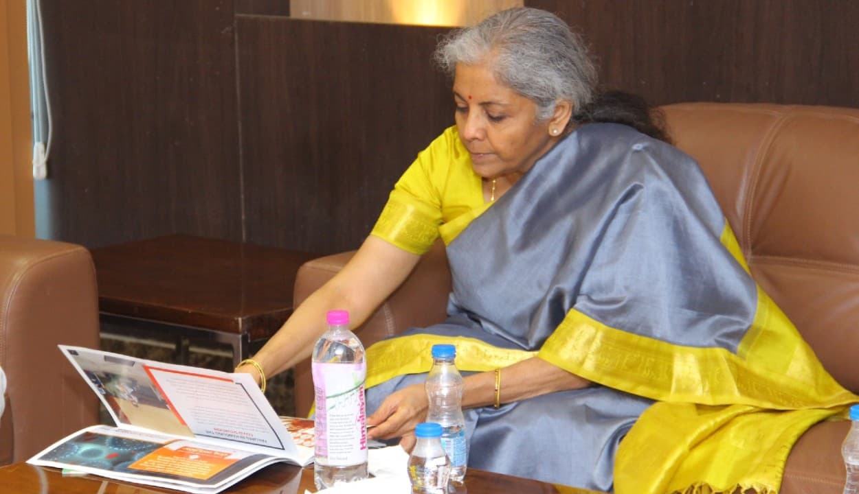 Vodafone-Idea संकट पर वित्त मंत्री सीतारमण ने कहा, कई अफसर कर रहे हैं बात, मेरे पास अभी नहीं आया है मामला