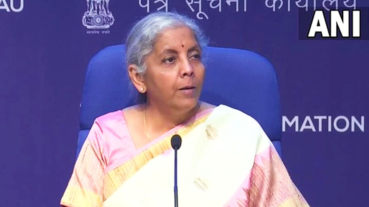 Nirmala Sitharaman: निर्मला सीतारमण ने नौकरीपेशा लोगों को टैक्स में छूट नहीं देने के सवाल पर दिया ये जवाब
