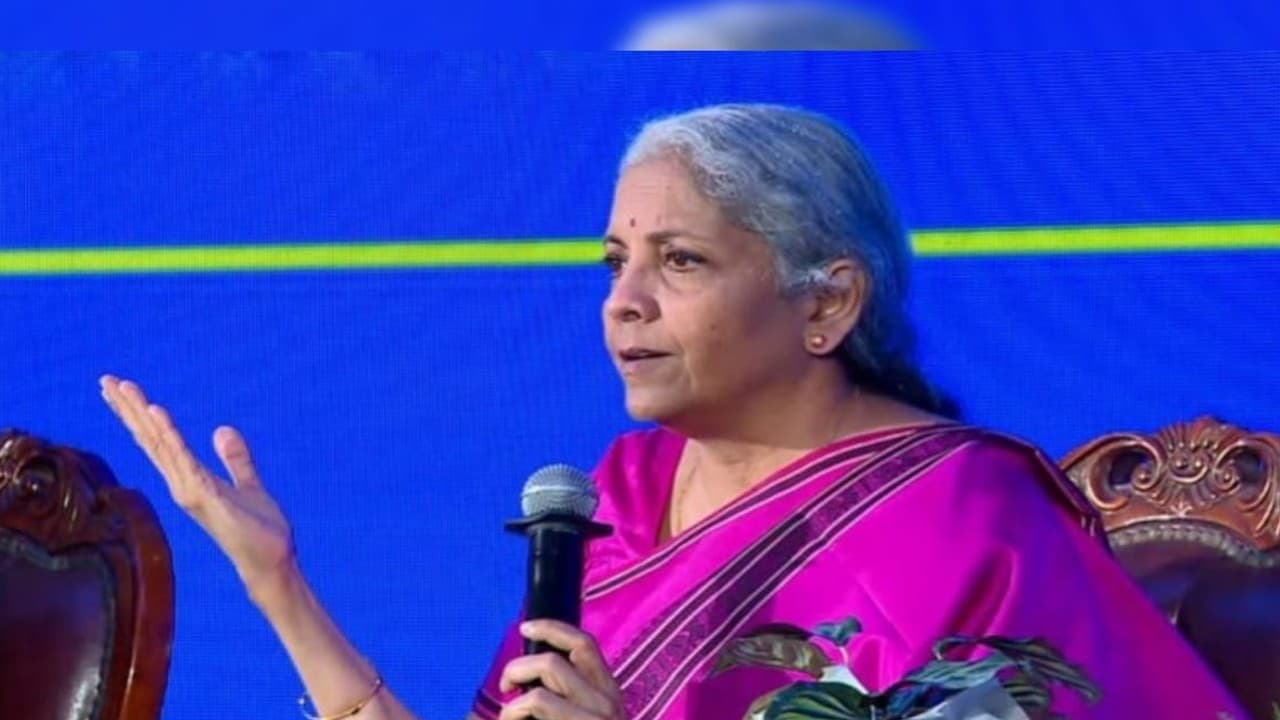 सरकार के तमाम प्रयासों के बावजूद नहीं बढ़ा  निवेश, तो निर्मला सीतारमण ने उद्योगपतियों को ही दे दी नसीहत