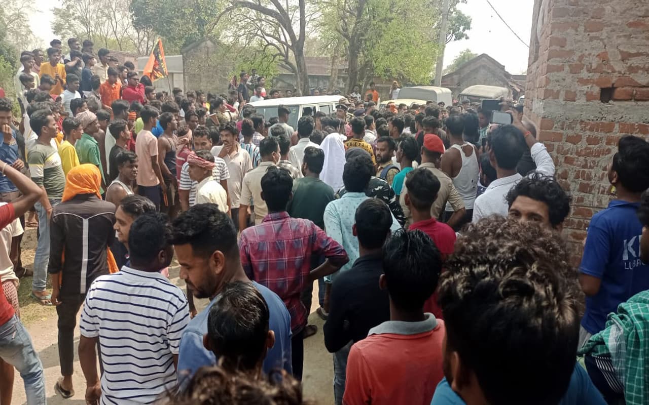 झारखंड : धनबाद के निरसा में प्रतिबंधित मांस मिलने से हंगामा, पुलिस ने किया लाठीचार्ज, आधा दर्जन लोग घायल