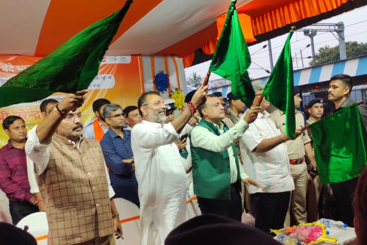 मधुपुर- रांची एक्सप्रेस को सांसद निशिकांत दुबे ने हरी झंडी दिखाकर किया रवाना