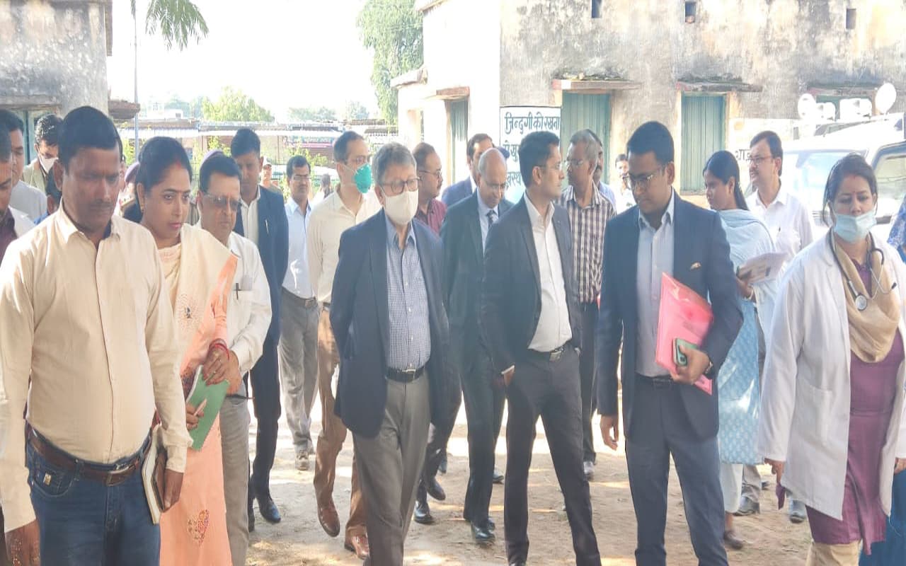नीति आयोग उपाध्यक्ष सुमन कुमार बेरी रांची के पिठौरिया पहुंचे, PHC समेत खेती-बारी का किया निरीक्षण