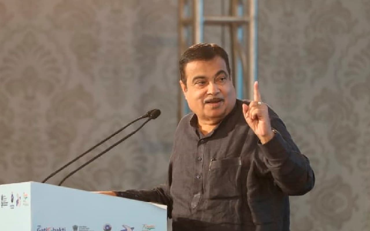 6 एयरबैग वाली गाड़ी में सफर कर जिंदगी सुरक्षित बनाएं, गडकरी ने अक्षय कुमार के VIDEO को किया शेयर