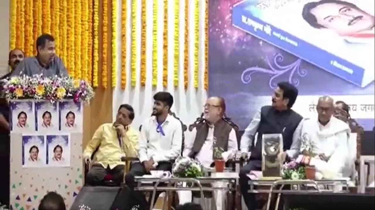 नितिन गडकरी ने दिग्विजय सिंह ने साथ साझा किया मंच, बोले- मैं आपसे छोटा हूं...