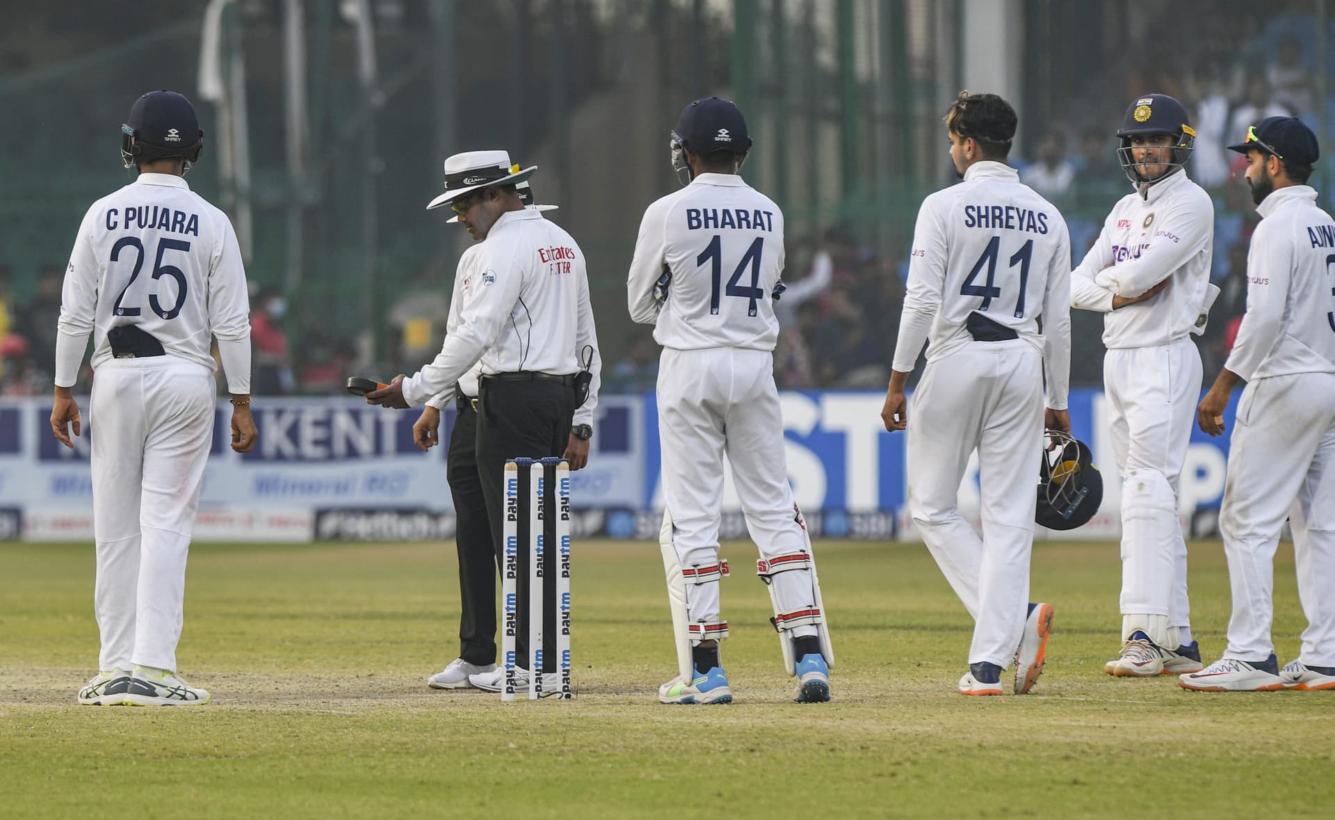India vs New Zealand: कानपुर टेस्ट ड्रॉ होते ही निशाने पर आये अंपायर नितिन मेनन, सोशल मीडिया पर मीम्स की बाढ़