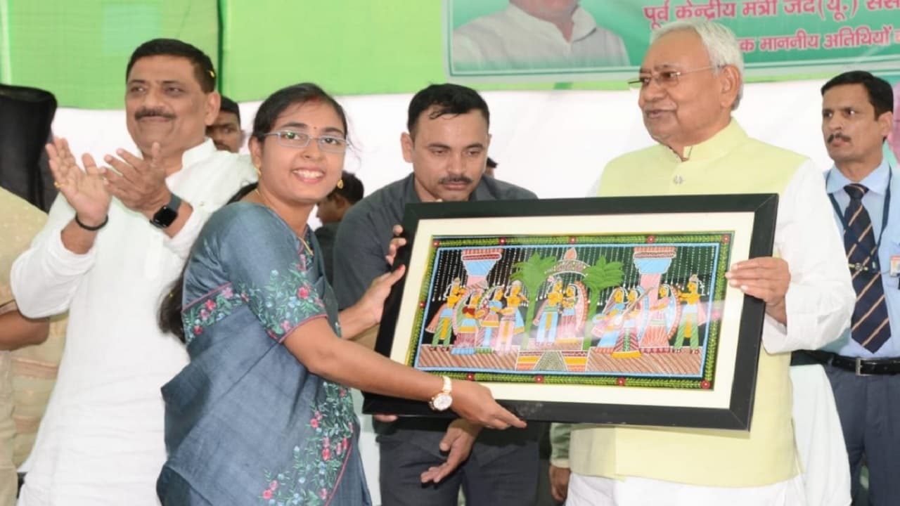 Nitish Kumar ने मधुबनी में कहा, हिंदू-मुस्लिम के नाम पर लड़े नहीं,  वरना रुक जाएगा इलाके का विकास