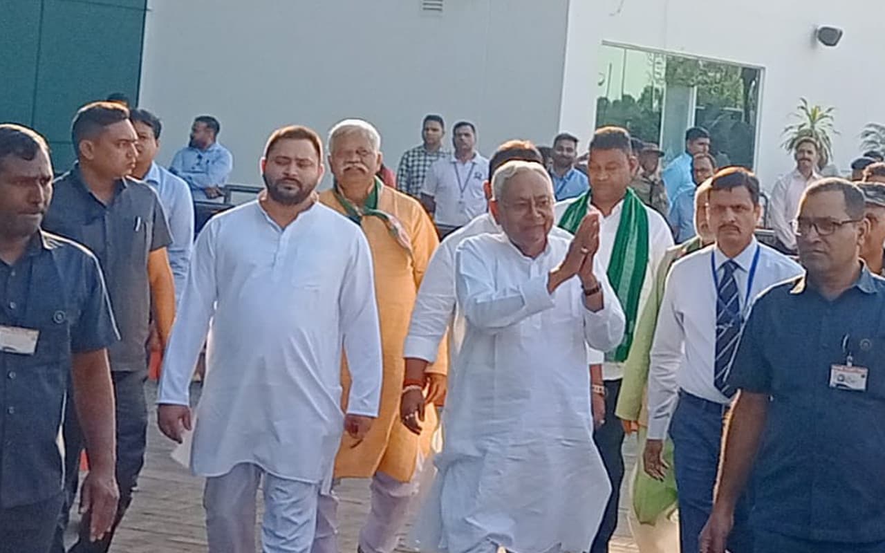 बिहार के सीएम नीतीश कुमार और डिप्टी सीएम तेजस्वी यादव पहुंचे रांची, सीएम हेमंत सोरेन से होगी मुलाकात