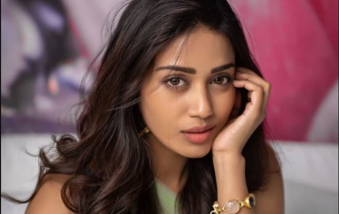 एक्ट्रेस निवेथा ने रेस्टोरेंट से मंगाया था खाना, निकला मरा हुआ कॉकरोच, फोटो शेयर कर निकाला गुस्सा