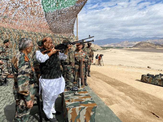 चीन के साथ तनाव के बीच लेह पहुंचे रक्षा मंत्री, सेना ने दिखाई ताकत, तो राजनाथ ने भी उठाई राइफल, देखें वीडियो