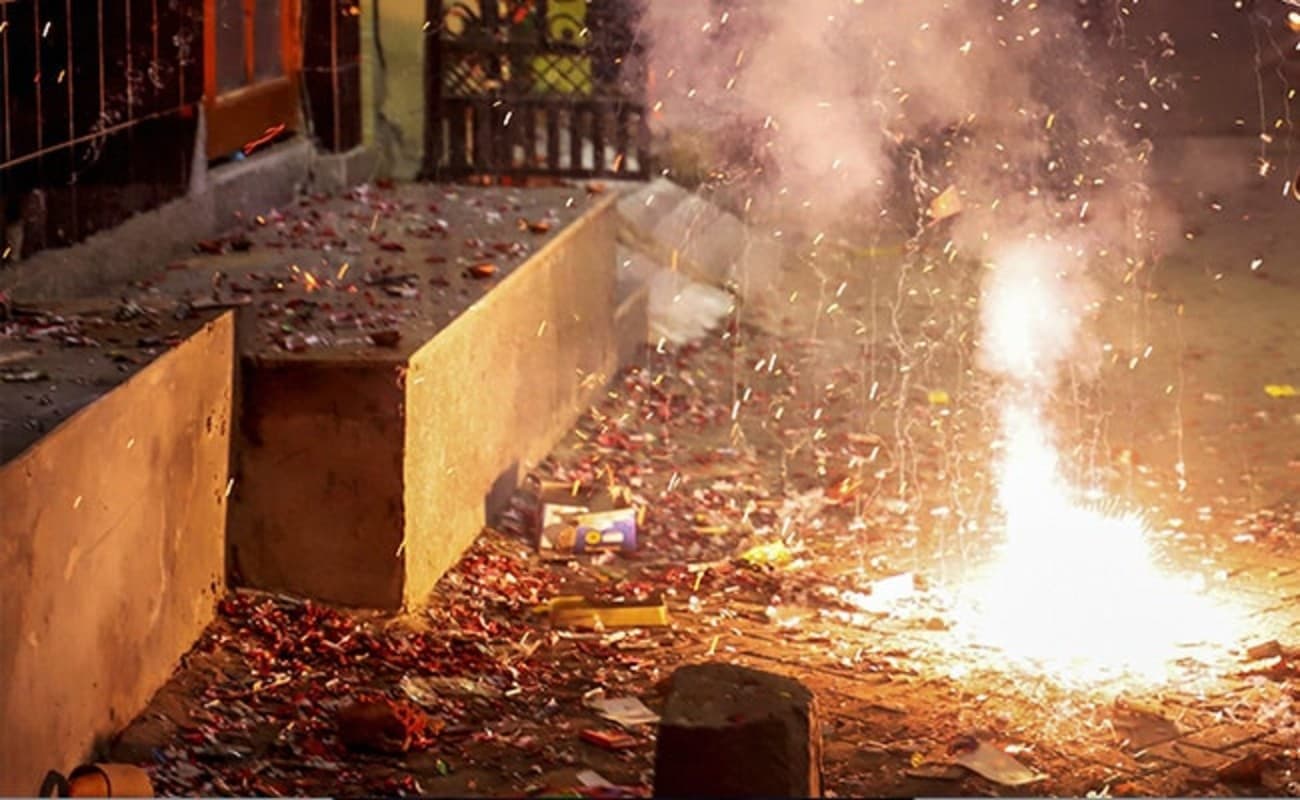 पटाखों से विषैला होता वायुमंडल