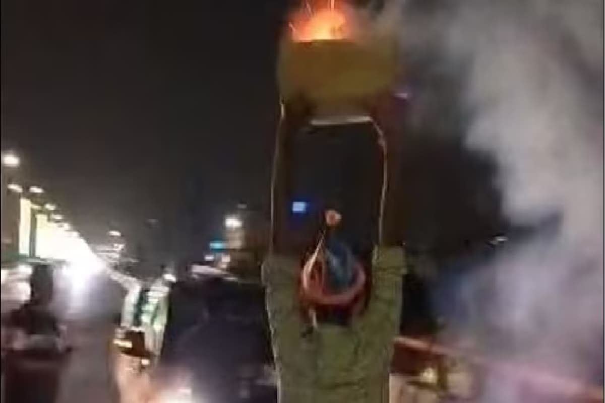 नोएडा: एलिवेटेड रोड पर बर्थडे पार्टी में जमकर की डांस और आतिशबाजी, वीडियो हुआ वायरल,  चार गिरफ्तार