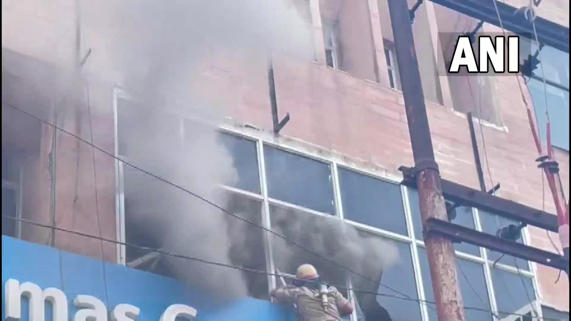 UP: नोएडा के सेक्टर 18 की एक बिल्डिंंग में लगी भीषण आग, आग की लपटों में फंसे 10 लोगों को निकाला गया बाहर