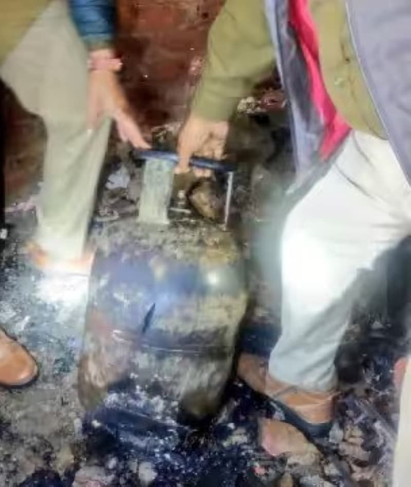 नोएडा में सिलेंडर फटने से झोपड़ी में लगी आग, 2 मासूमों की जलकर मौत, 4 की हालत नाजुक, दिल्ली रेफर...