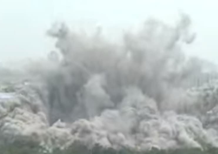 Noida Supertech Twin Towers Demolition: बस एक बटन से जमींदोज हो गया भ्रष्टाचार का ट्विन टावर