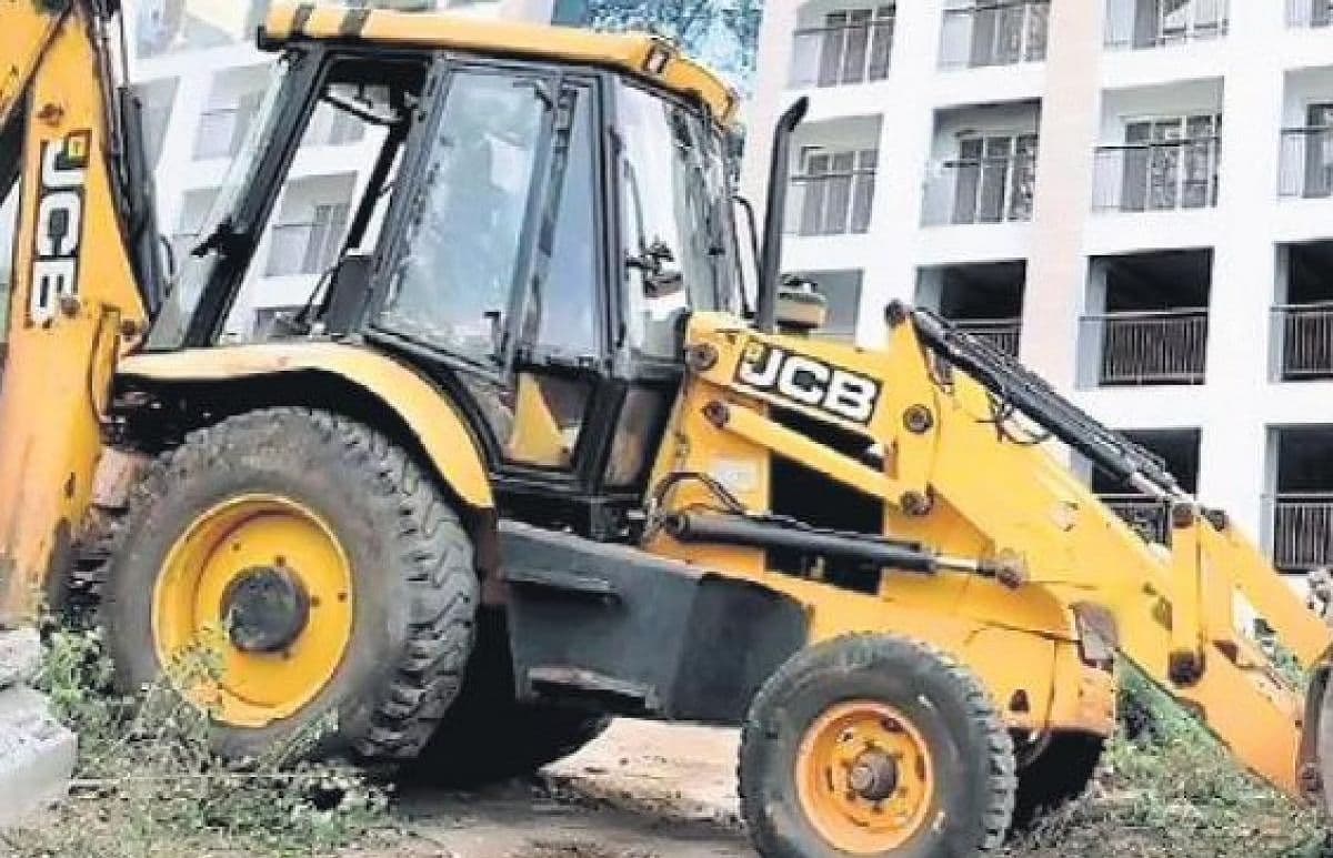 Story of JCB: बड़े काम का Bulldozer, बड़े-बड़े भवनों को जमींदोज ही नहीं करता, निर्माण में भी आता है काम Story of JCB: बड़े काम का Bulldozer, बड़े-बड़े भवनों को जमींदोज ही नहीं करता, निर्माण में भी आता है काम