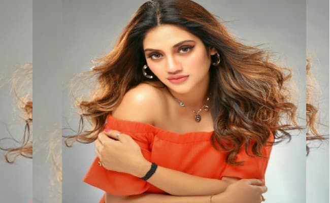 Nusrat Jahan ने ऑफ शोल्डर ड्रेस में शेयर की अपनी गॉर्जियस तसवीरें, चेहरे पर दिखा प्रेग्नेंसी ग्लो