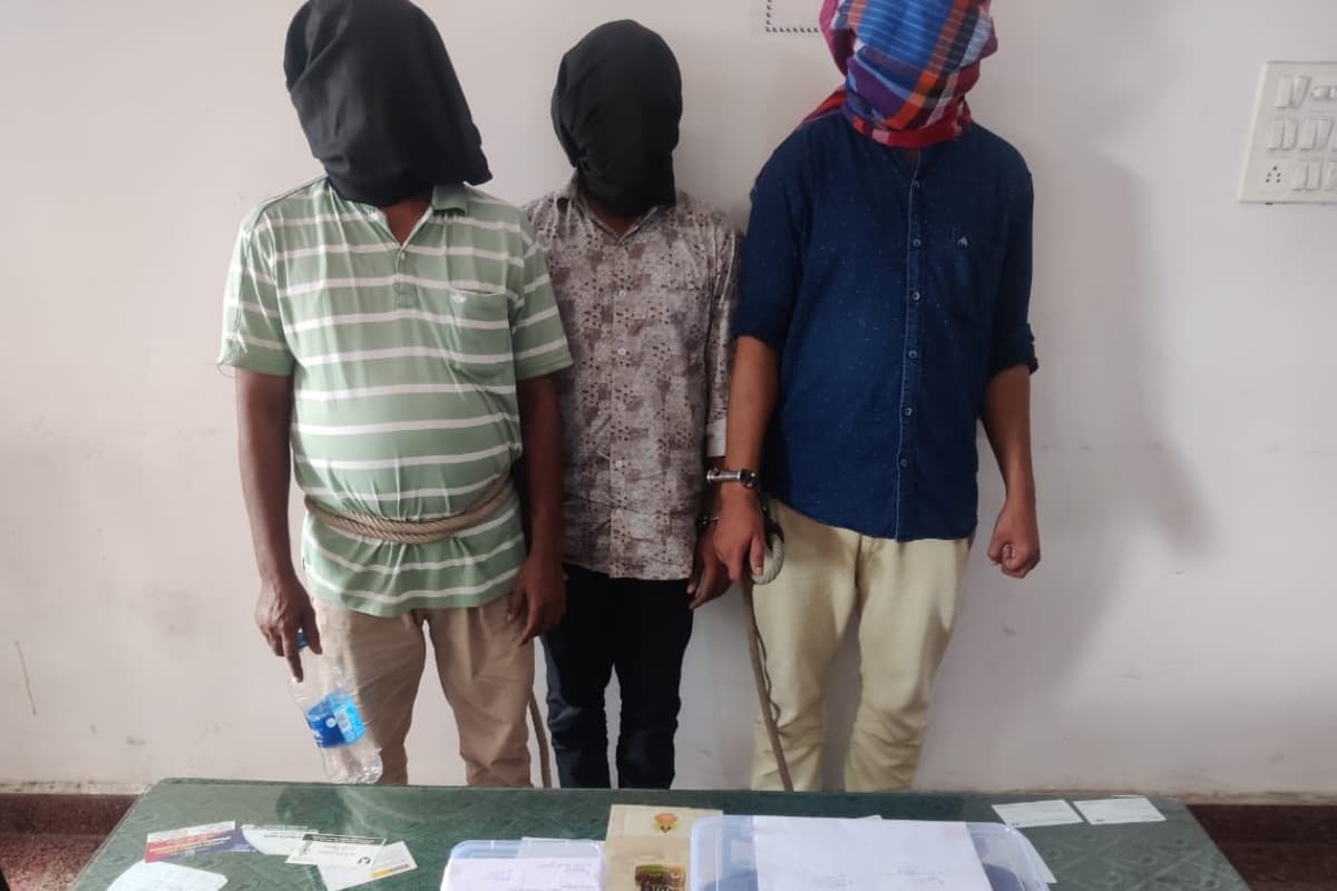 झारखंड: तस्करों के खिलाफ पुलिस ने की कार्रवाई, अफीम के साथ तीन तस्कर गिरफ्तार, भेजे गए जेल