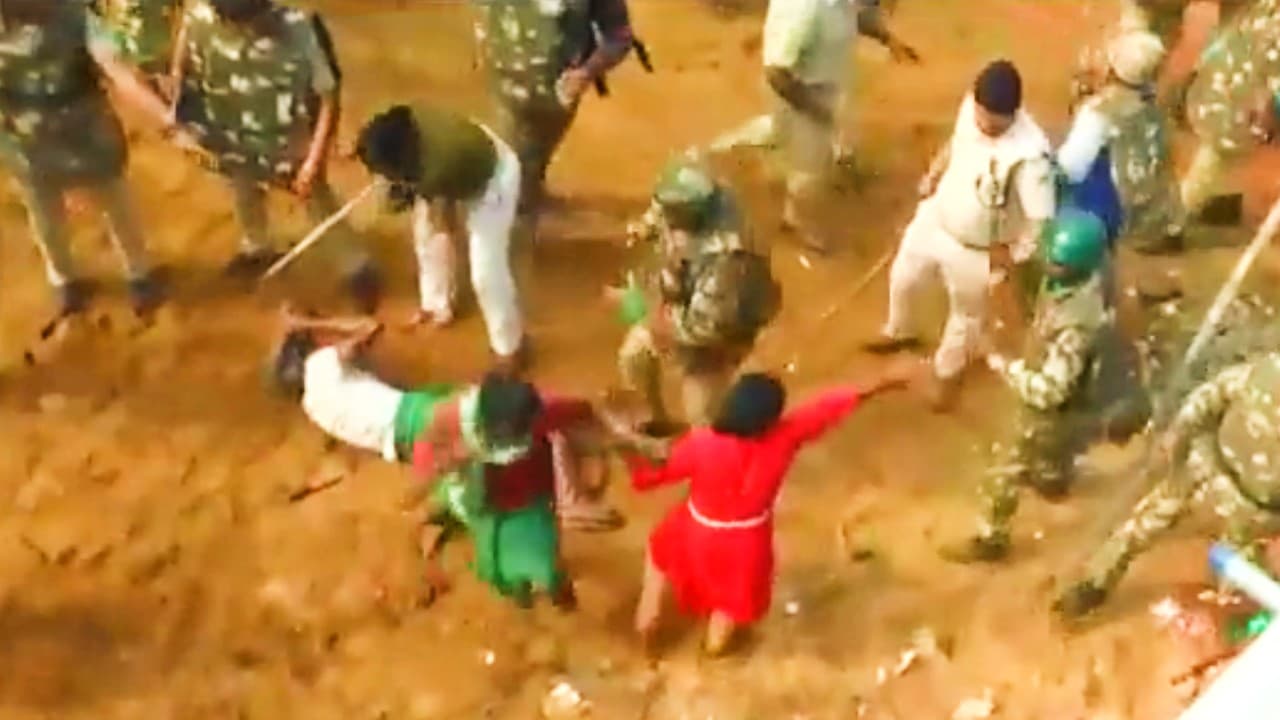 ओड़िशा में स्टील प्लांट का विरोध कर रहे ग्रामीणों को पुलिस ने मार-मारकर सुता दिया, देखें Video