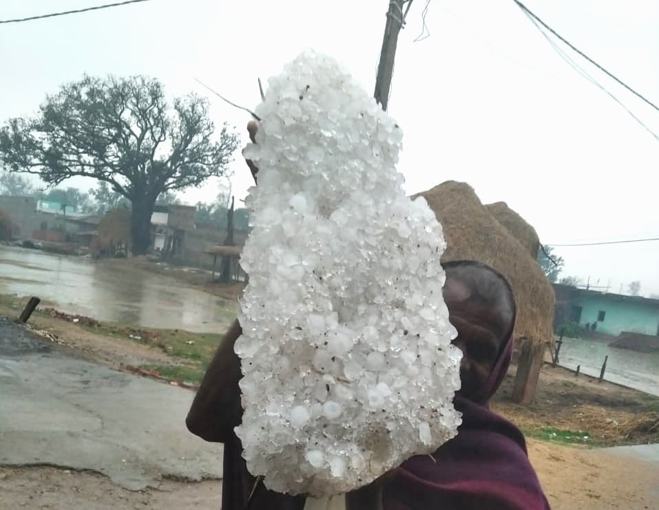 झारखंड में मौसम विभाग की बड़ी चेतावनी, रांची समेत कई जिलों में मूसलाधार बारिश, ओले गिरे, PICS & VIDEO में देखें आपके जिले का हाल...