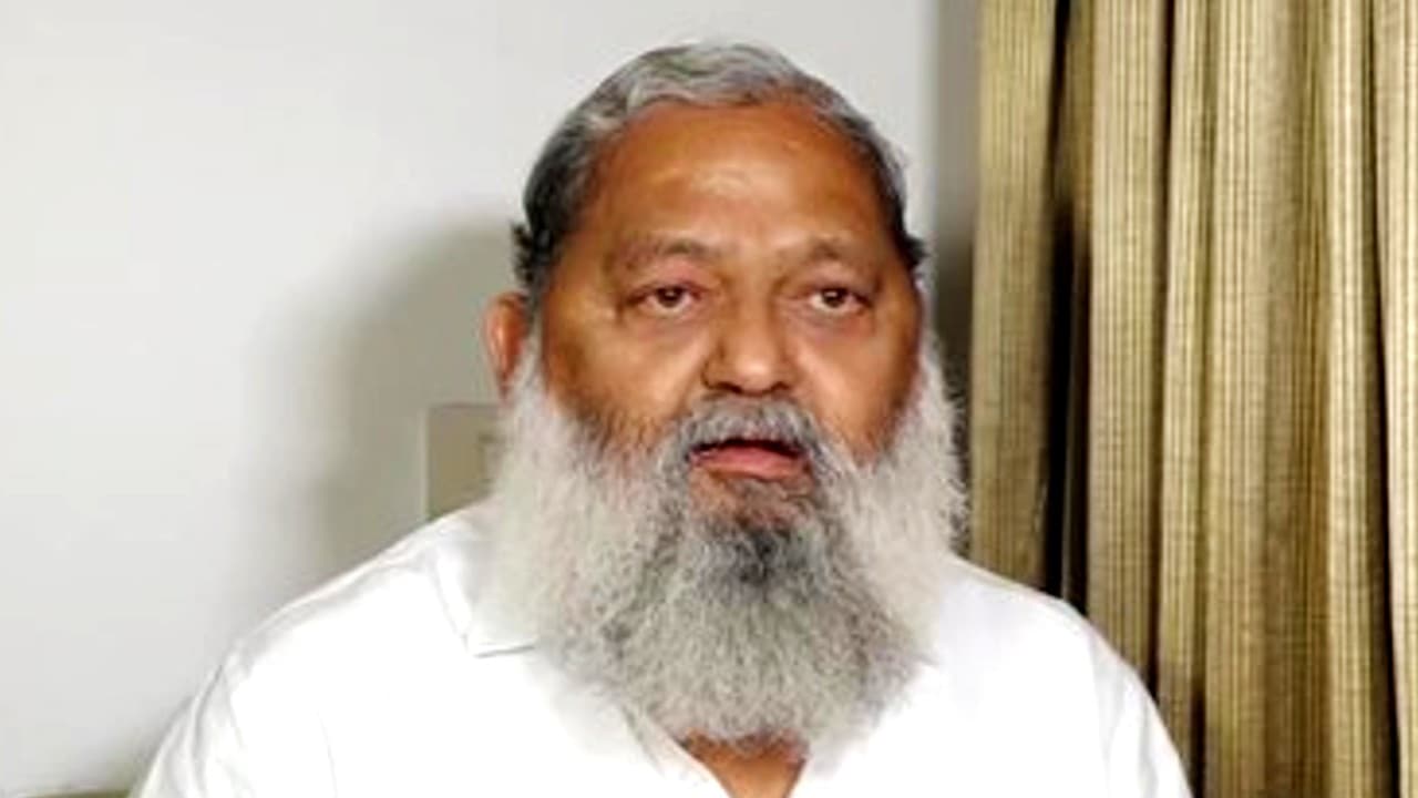 Omicron Fear: क्रिसमस और न्यू ईयर का जश्न हुआ फीका, हरियाणा में दोनों डोज नहीं ली, तो होगी परेशानी