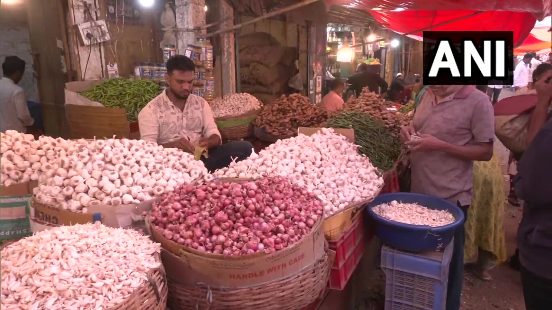 5000 रुपए प्रति क्विंटल पहुंची थोक प्याज की कीमत, खुदरा मूल्य 80 रुपये पार.. जानिये क्यों रुला रहा प्याज