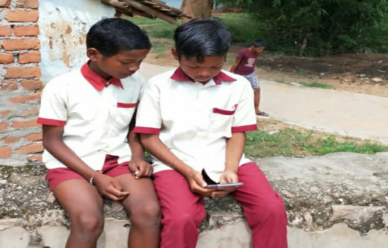 कोरोना ने छीनी पढ़ाई, गुमला में डेढ़ लाख छात्र में मात्र 17 फीसदी ही कर रहे हैं ऑनलाइन स्टडी