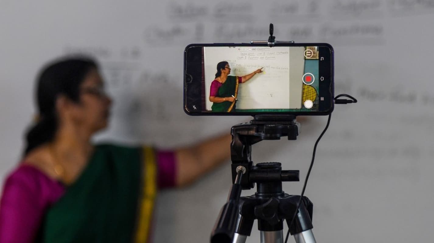 लॉकडाउन में ऑनलाइन क्लास : मजदूर पिता स्मार्टफोन नहीं खरीद पाया, तो छात्रा ने कर ली आत्महत्या