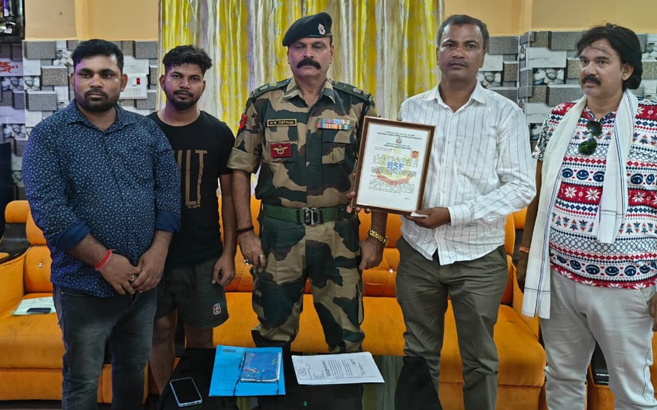 झारखंड : देवघर के शहीद बीएसएफ जवान बबरू मंडल के परिवार वालों को 49 साल बाद मिला सर्टिफिकेट