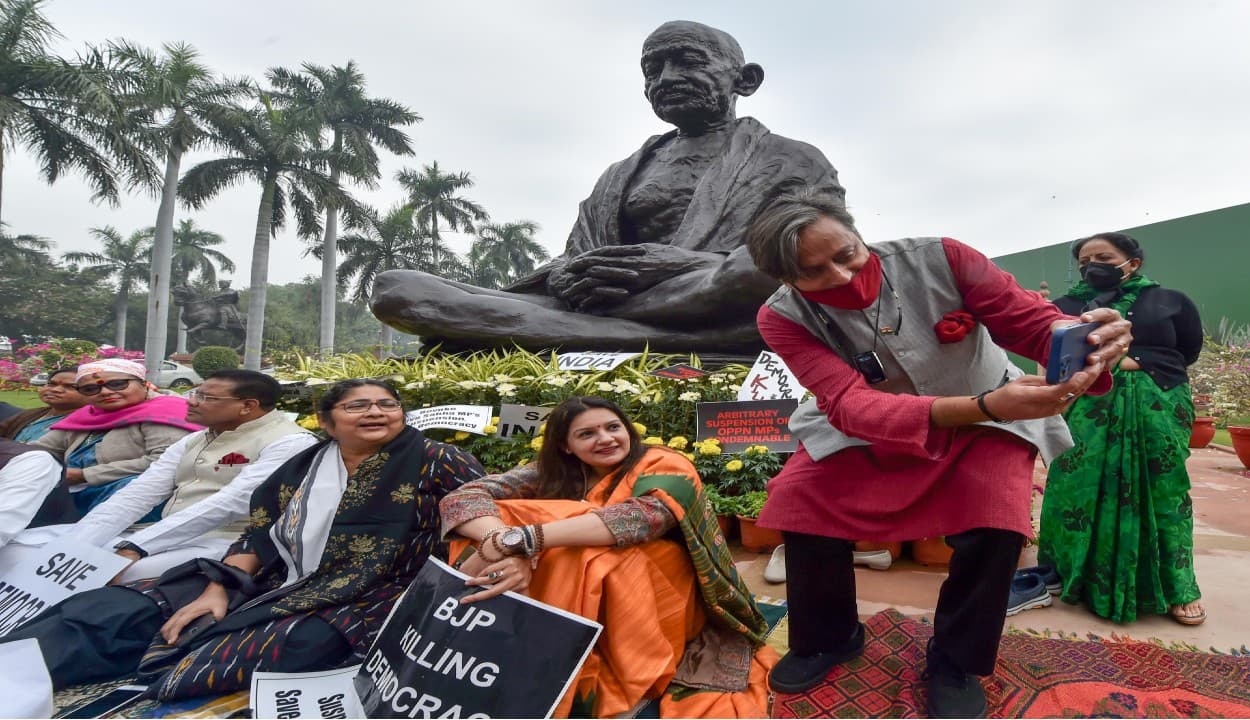 Winter Session 2021 : सांसदों के निलंबन पर बढ़ी तकरार, गांधी प्रतिमा के सामने भाजपा और विपक्ष ने किया प्रदर्शन