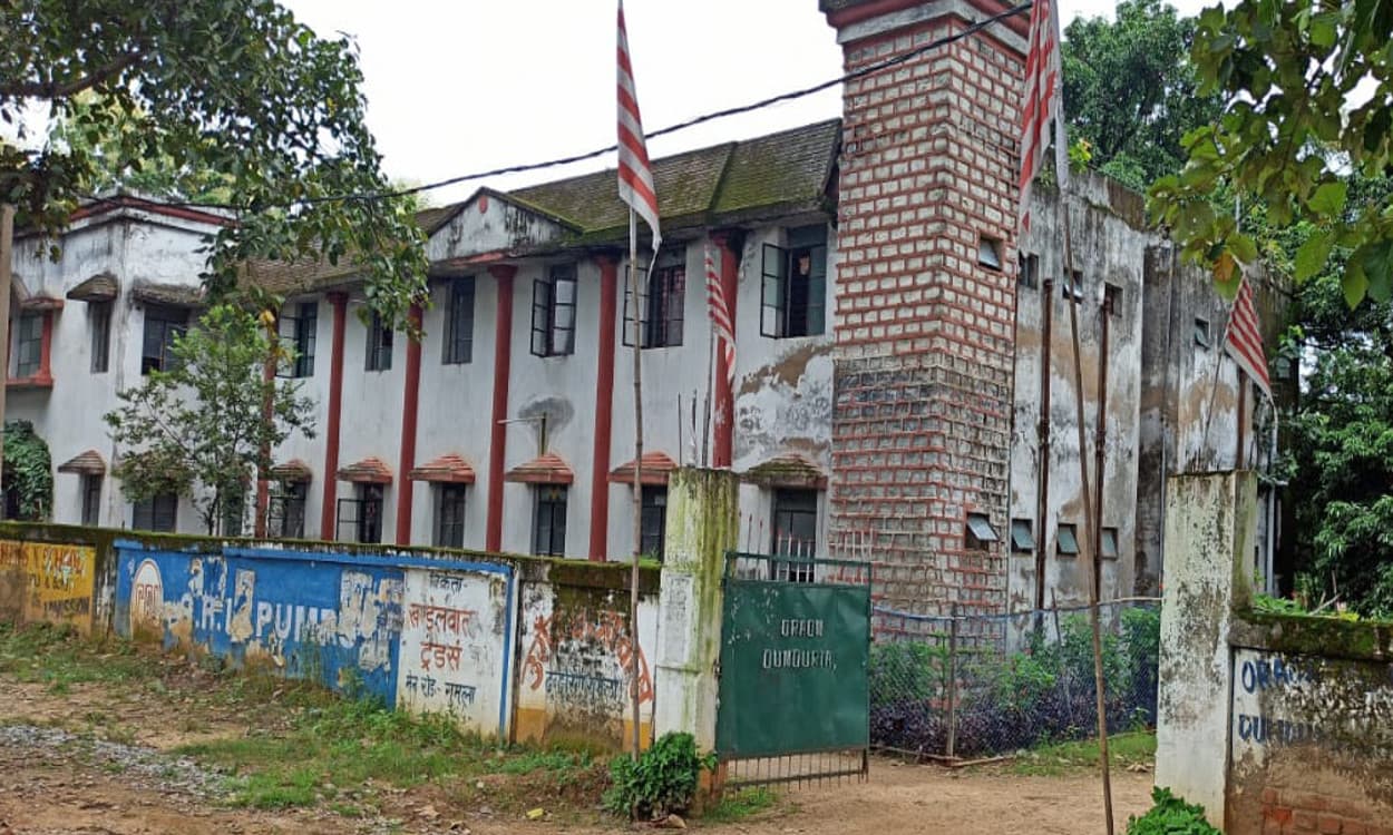 टूटी छत और खुले में शौच है गुमला के उरांव हॉस्टल की पहचान, जहां रहने से डरते हैं छात्र, यहां देखें पूरी तस्वीर