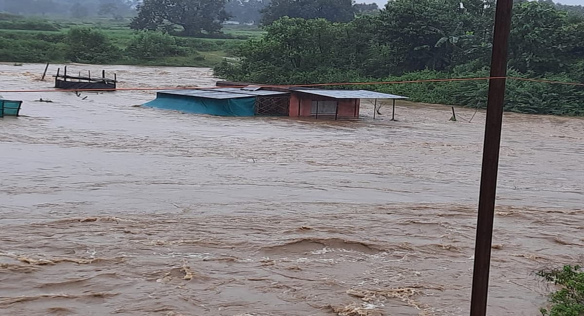 UP Flood: यूपी में गंगा-यमुना उफान पर, कई जिलों में घुसा बाढ़ का पानी, हर घंटे एक सेमी बढ़ रहा सरयू का जलस्तर