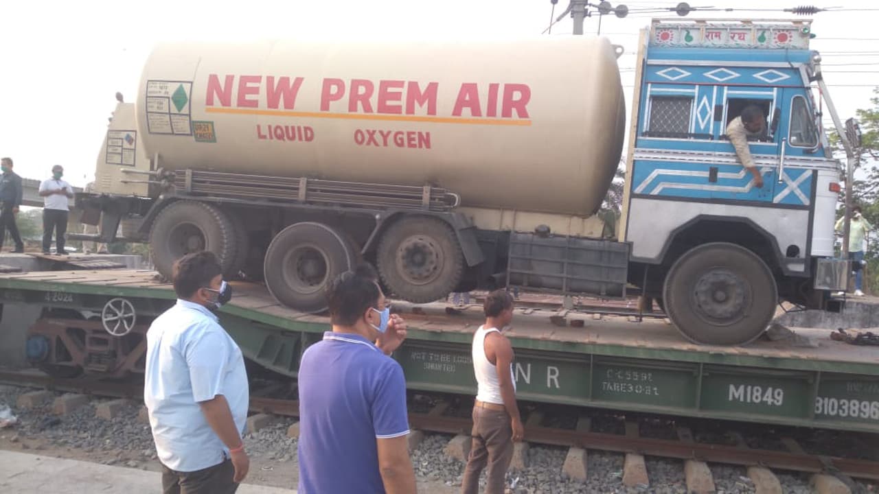 रांची के नामकुम रेलवे स्टेशन में पहली बार ऑक्सीजन एक्सप्रेस टैंकर हुआ लोड, देश के लिए प्राण वायु बना रहे हैं झारखंड के मजदूर