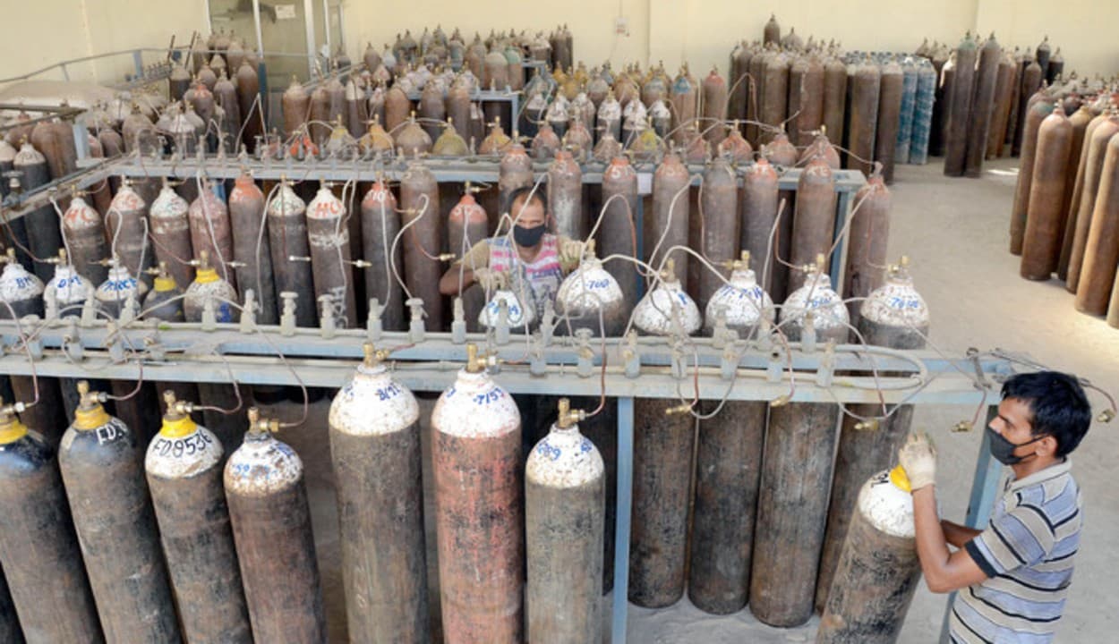 ऑक्सीजन को लेकर दिल्ली, यूपी और हरियाणा में सिर फुटौव्वल, जीवनरक्षक गैस की आपूर्ति पर आरोप-प्रत्यारोप जारी