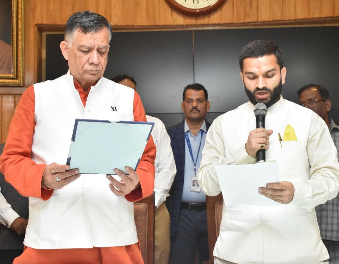 UP: गोला गोकर्णनाथ से नवनिर्वाचित BJP विधायक अमन गिरि ने ली शपथ, उपचुनाव में भारी अंतर से दर्ज की थी जीत